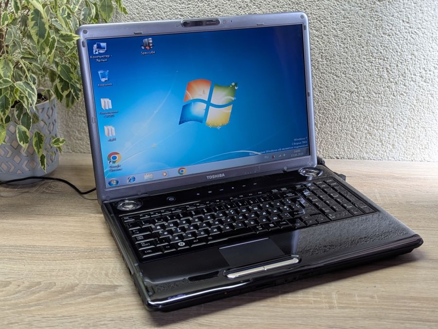 Ноутбук Б/В Toshiba Satellite P300, Intel Core 2 Duo T5750, DDR2 4GB, SSD 128GB + HDD 500GB, Standard VGA Graphics Adapter 16Mb, 15.6"