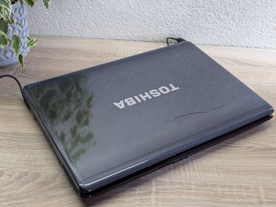 Ноутбук Б/В Toshiba Satellite P300, Intel Core 2 Duo T5750, DDR2 4GB, SSD 128GB + HDD 500GB, Standard VGA Graphics Adapter 16Mb, 15.6"