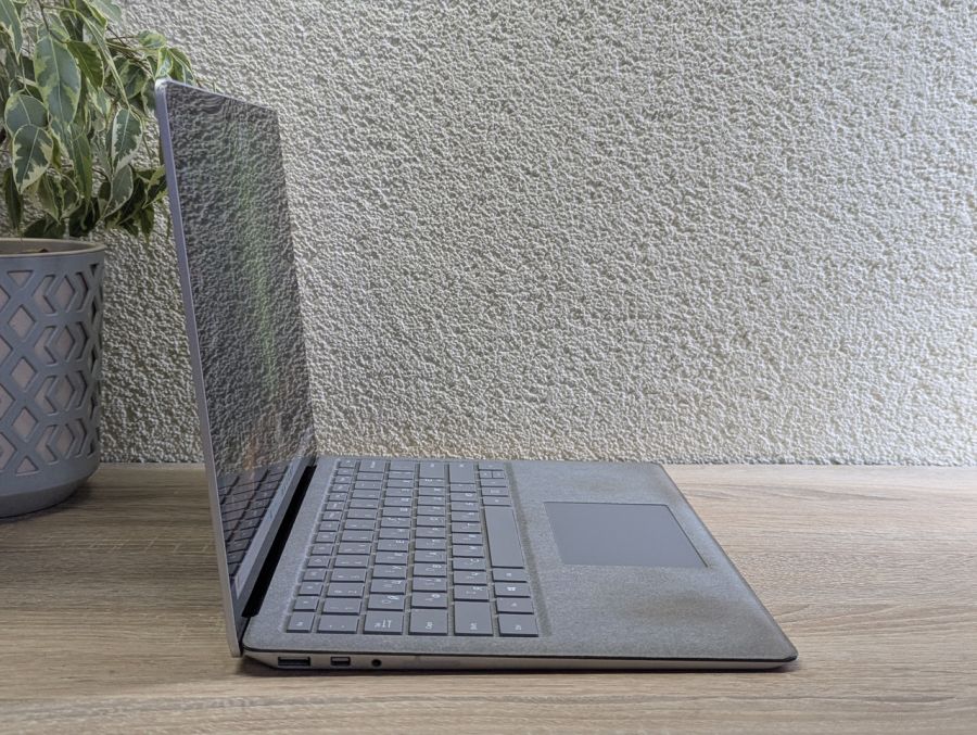 Уцінка! Ноутбук Б/В Microsoft Surface Laptop, Intel Core i5-7300U, DDR4 8 GB, SSD 256GB, 14" Full HD Сенсор