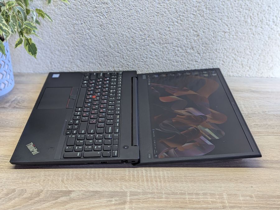 Уцінка! Ноутбук Б/В Lenovo ThinkPad E590, Intel Core i5-8250U, DDR4 16 GB, SSD 256GB, 15.6" Full HD