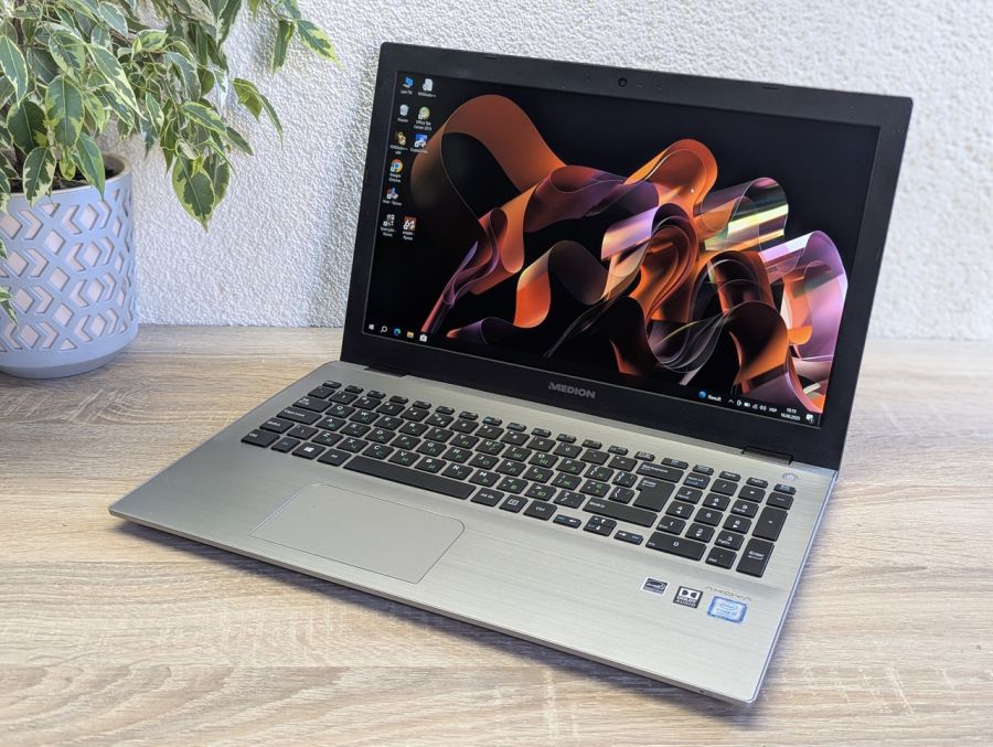 Уцінка! Ноутбук Б/В Medion Akoya S6426, Intel Core i5-8250U, DDR4 16 GB, SSD 128GB + HDD 500GB, 15.6" Full HD