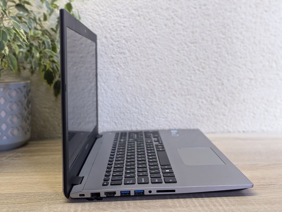 Уцінка! Ноутбук Б/В Medion Akoya S6426, Intel Core i5-8250U, DDR4 16 GB, SSD 128GB + HDD 500GB, 15.6" Full HD