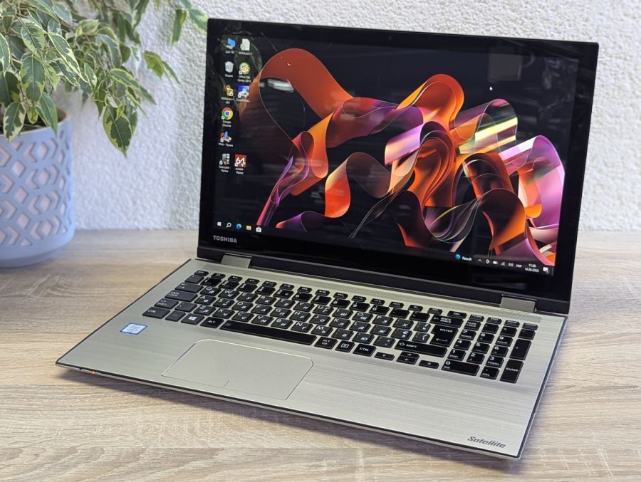 Ноутбук Б/В Toshiba Satellite Radius 15 P50W-C-10V, Intel Core i5-6200U, DDR3 8GB, SSD 128GB, 15" Full HD