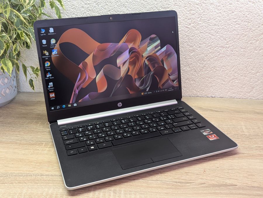 Уцінка! Ноутбук Б/В HP Laptop 14, AMD Ryzen 5 Mobile 3500U, DDR4 8 GB, SSD 128G, AMD Radeon Vega, 14" Full HD