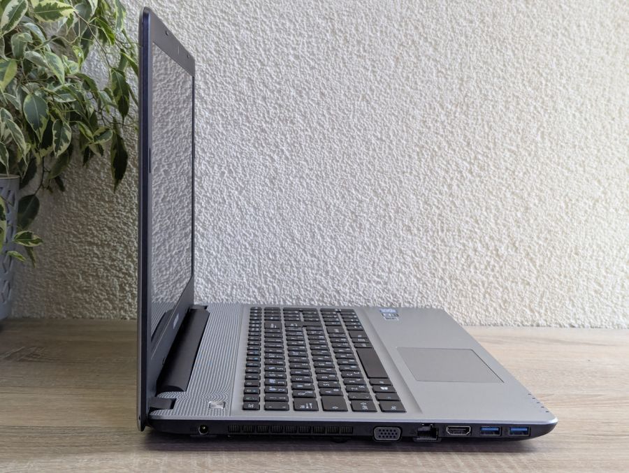 Уцінка! Ноутбук Б/В Medion Akoya E6422, Intel Core i3-6100U, DDR3 8 GB, SSD 128GB + HDD 5000GB, 15.6" Full HD