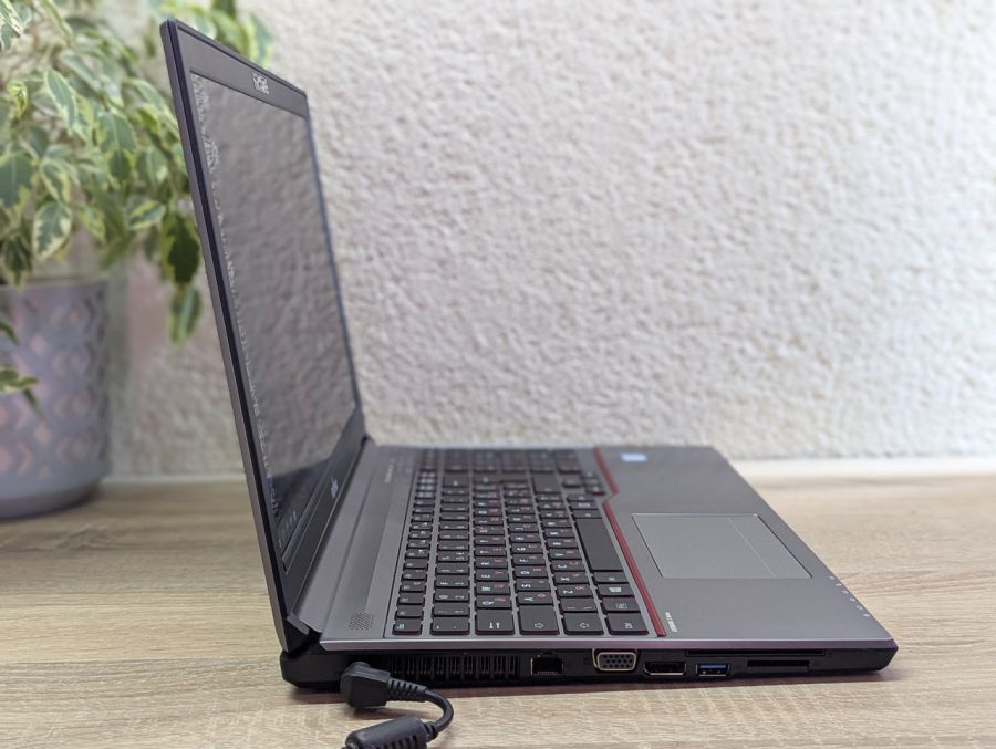 Уцінка! Ноутбук Б/В Fujitsu E756, Intel Core i5-6300U, DDR4 8 GB, SSD 256GB, 15.6" Full HD