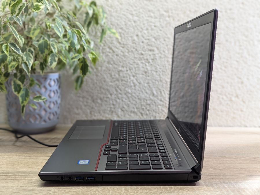 Уцінка! Ноутбук Б/В Fujitsu E756, Intel Core i5-6300U, DDR4 8 GB, SSD 256GB, 15.6" Full HD