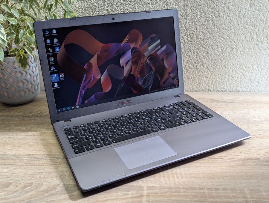 Уцінка! Ноутбук Б/В ASUS X550Z, AMD A10-7400P, DDR3 12 GB, SSD 128GB, AMD Radeon R6, 15.6" Full HD