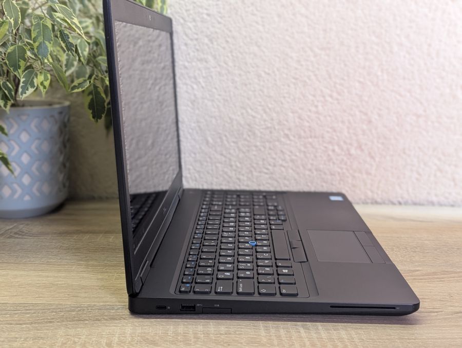 Ноутбук Б/В Dell Latitude 5590, Intel Core i5-8350U, DDR4 16GB, SSD 256GB, 15.6" Full HD Сенсор