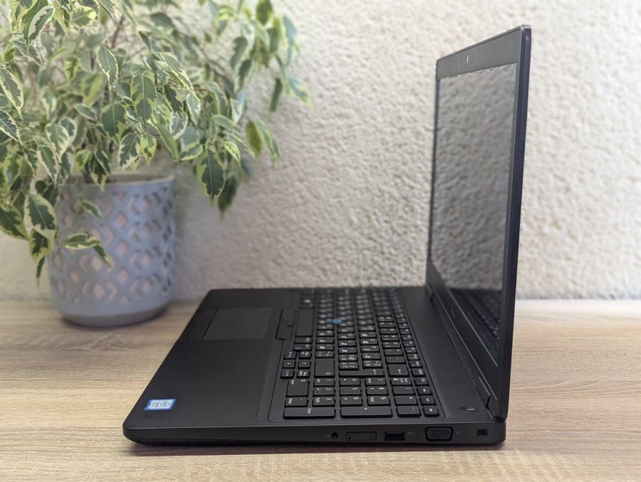 Уцінка! Ноутбук Б/В Dell Latitude 5590, Intel Core i5-8350U, DDR4 16 GB, SSD 256GB, 15.6" Full HD Сенсор