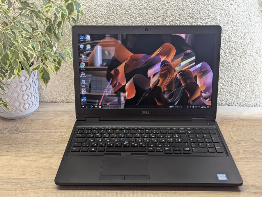 Уцінка! Ноутбук Б/В Dell Latitude 5590, Intel Core i5-8350U, DDR4 16 GB, SSD 256GB, 15.6" Full HD Сенсор