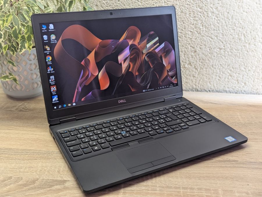 Уцінка! Ноутбук Б/В Dell Latitude 5590, Intel Core i5-8350U, DDR4 16 GB, SSD 256GB, 15.6" Full HD Сенсор