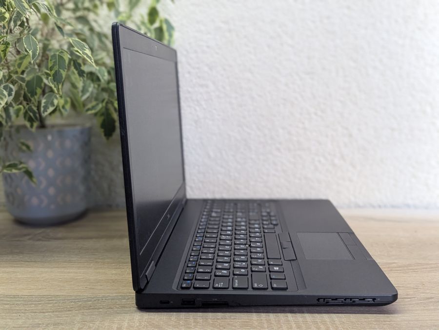 Уцінка! Ноутбук Б/В Dell Latitude 5590, Intel Core i5-8250U, DDR4 16 GB, SSD 256GB, 15.6" Full HD