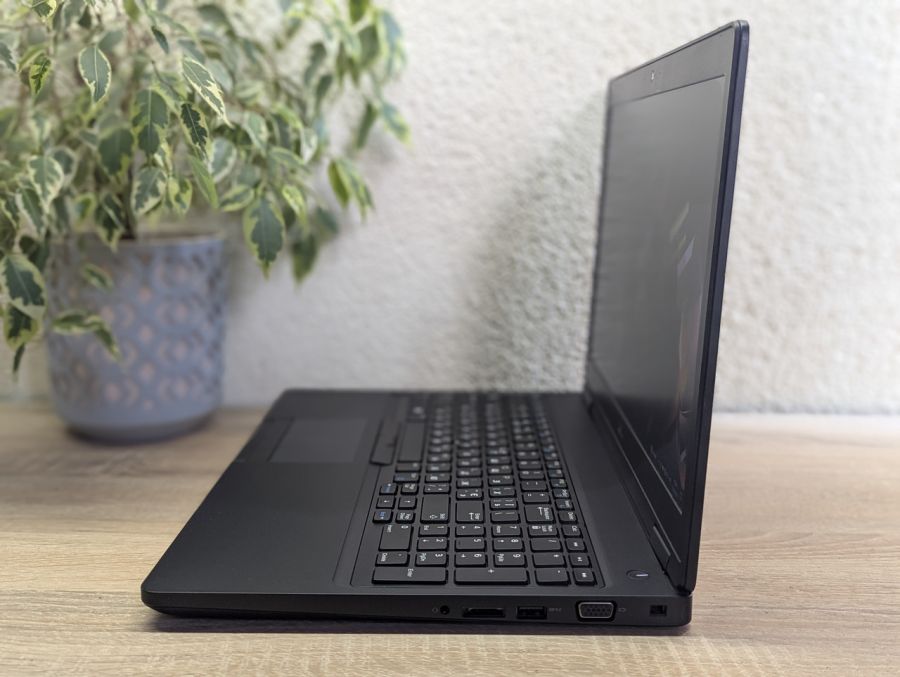 Уцінка! Ноутбук Б/В Dell Latitude 5590, Intel Core i5-8250U, DDR4 16 GB, SSD 256GB, 15.6" Full HD
