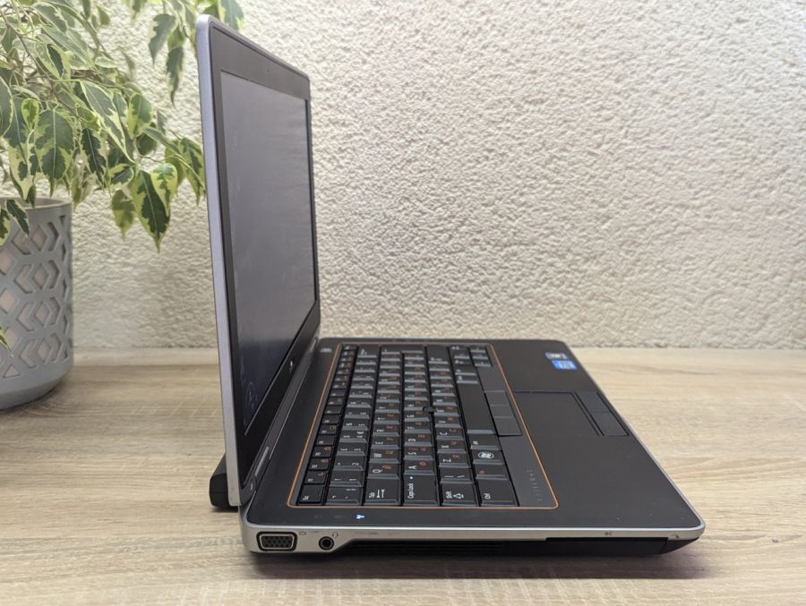 Уцінка! Ноутбук Б/В Dell Latitude E6320, Intel Core i3-2330M, DDR3 8 GB, SSD 128GB, 15.6" HD