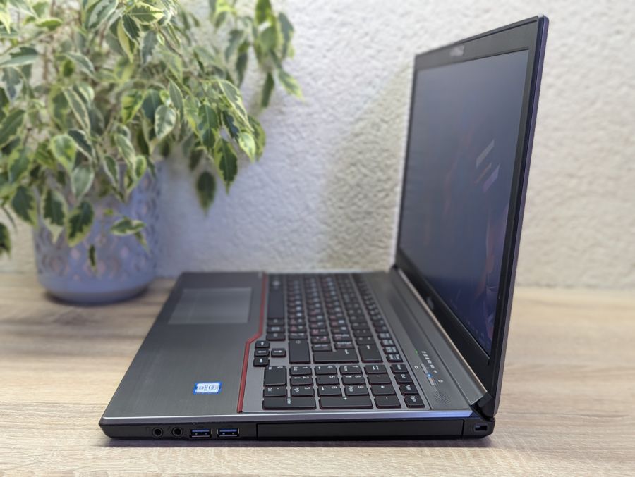 Ноутбук Б/В Fujitsu E756, Intel Core i5-6300U, DDR4 8 GB, SSD 128GB, 15.6" HD