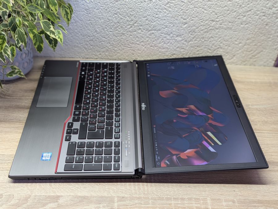 Ноутбук Б/В Fujitsu E756, Intel Core i5-6300U, DDR4 8 GB, SSD 128GB, 15.6" HD
