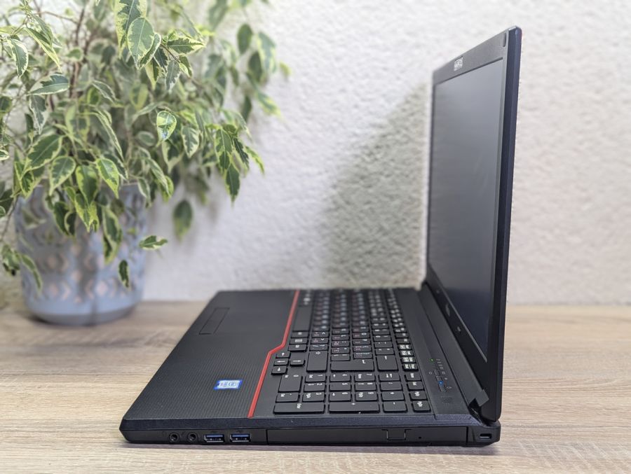 Ноутбук Б/В Fujitsu E556, Intel Core i5-6200U, DDR4 8 GB, SSD 128GB, 15.6" HD
