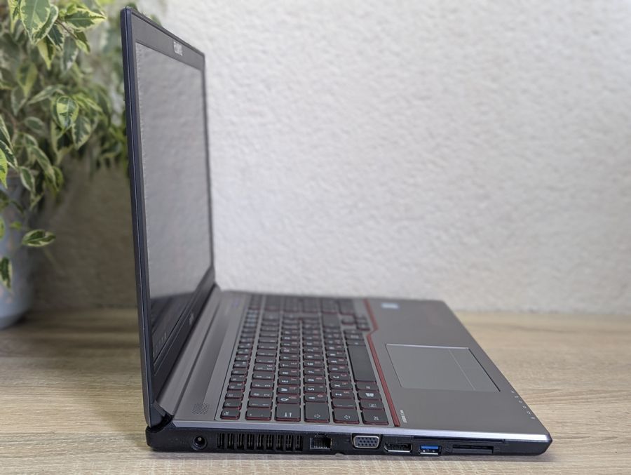 Уцінка! Ноутбук Б/В Fujitsu E756, Intel Core i5-6300U, DDR4 8 GB, SSD 128GB, 15.6" Full HD