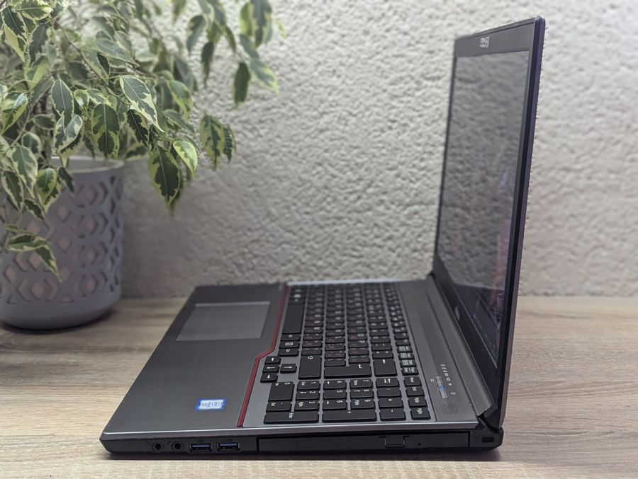 Уцінка! Ноутбук Б/В Fujitsu E756, Intel Core i5-6300U, DDR4 8 GB, SSD 128GB, 15.6" Full HD