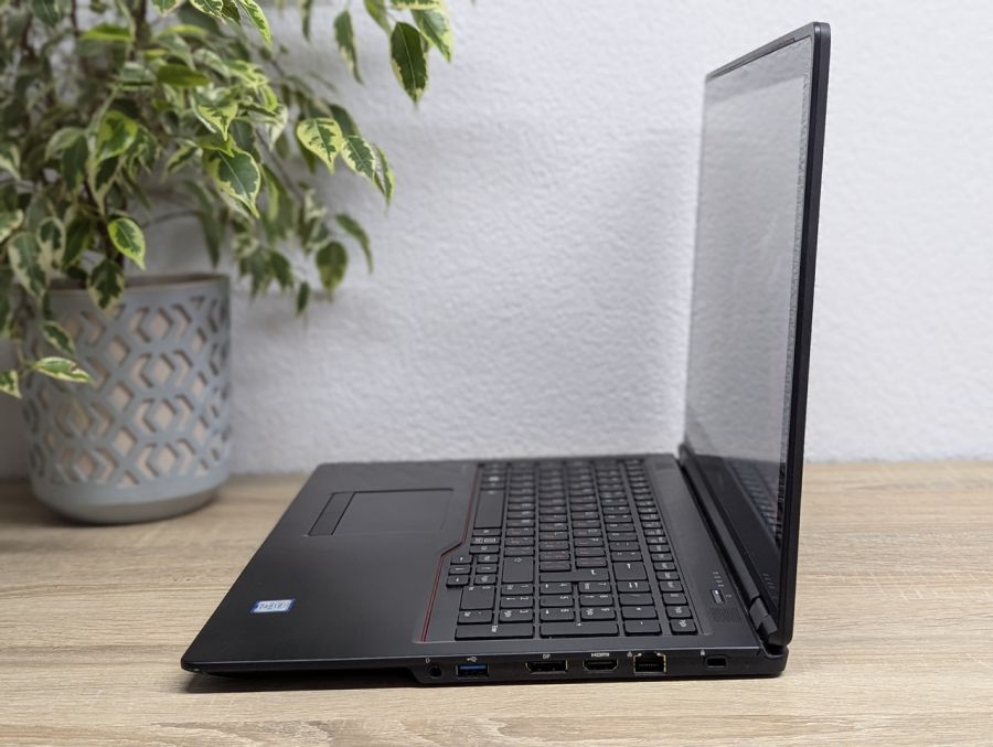 Ноутбук Б/В Fujitsu U758, Intel Core i5-7300U, DDR4 8 GB, SSD 256GB, 15.6" Full HD