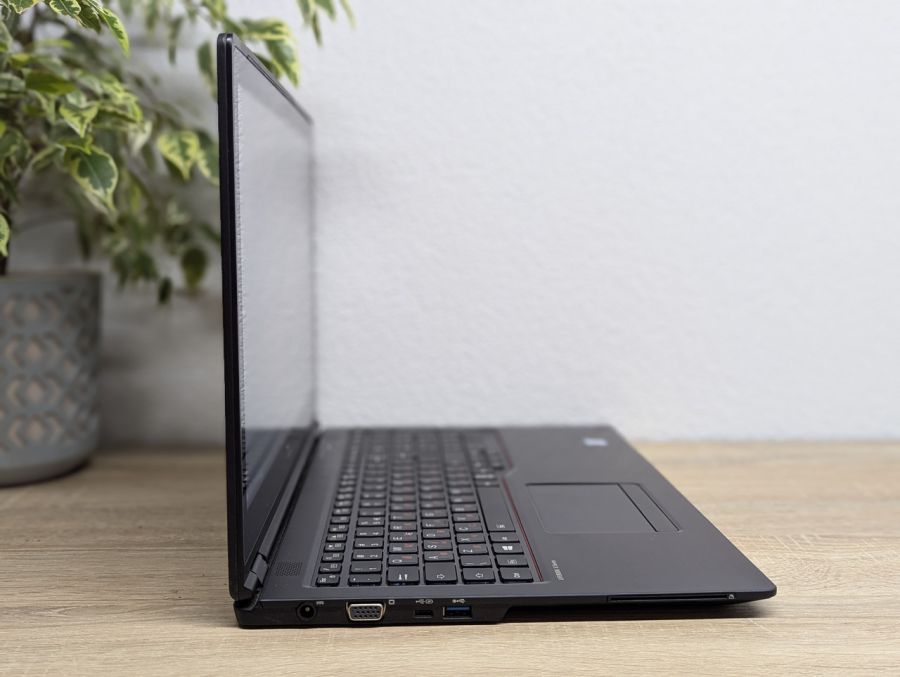 Ноутбук Б/В Fujitsu U758, Intel Core i5-7300U, DDR4 8 GB, SSD 256GB, 15.6" Full HD