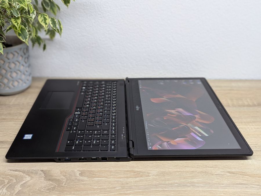 Ноутбук Б/В Fujitsu U758, Intel Core i5-7300U, DDR4 8 GB, SSD 256GB, 15.6" Full HD