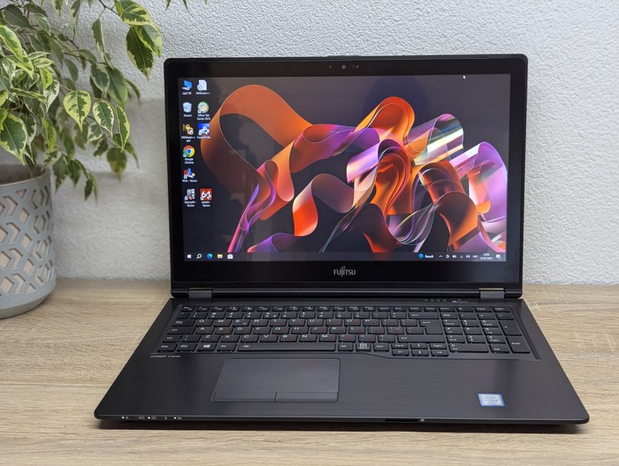 Ноутбук Б/В Fujitsu U758, Intel Core i5-7300U, DDR4 8 GB, SSD 256GB, 15.6" Full HD