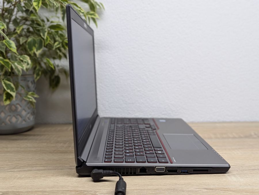 Уцінка! Ноутбук Б/В Fujitsu E756, Intel Core i5-6300U, DDR4 8 GB, SSD 256GB, 15.6" HD