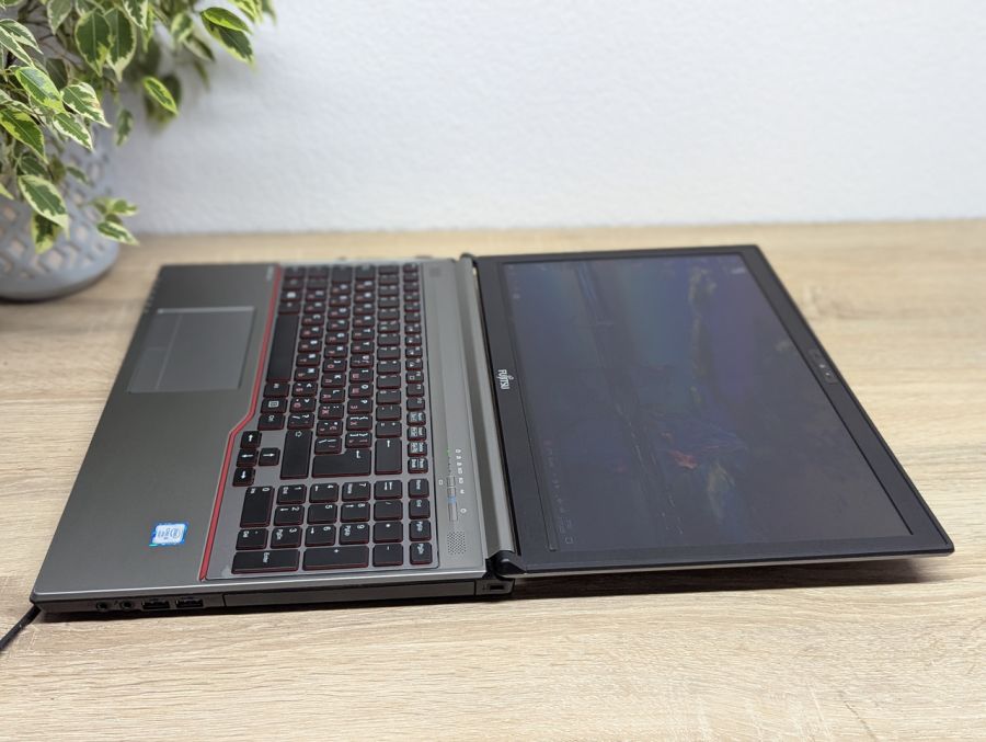 Ноутбук Б/В Fujitsu E756, Intel Core i5-6300U, DDR4 8 GB, SSD 256GB, 15.6" HD