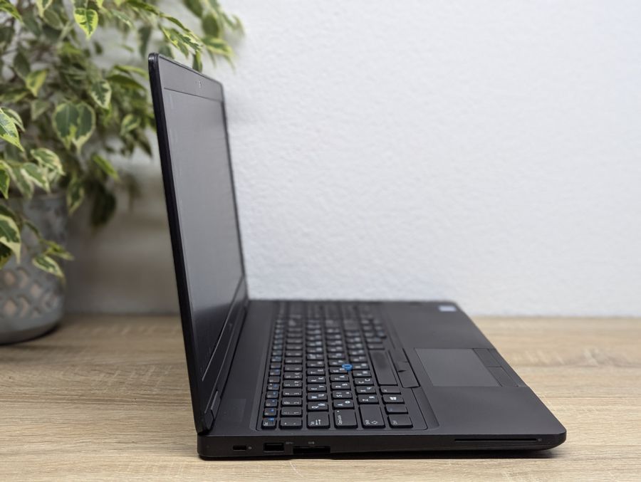 Ноутбук Б/В Dell Latitude 5590, Intel Core i5-8350U, DDR4 16 GB, SSD 256GB, NVIDIA GeForce MX130 2Gb, 15.6" Full HD
