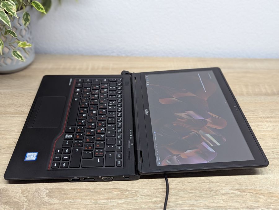 Уцінка! Ноутбук Б/В Fujitsu U727, Intel Core i5-7300U, DDR4 8 GB, SSD 128GB, 12" Full HD Сенсор