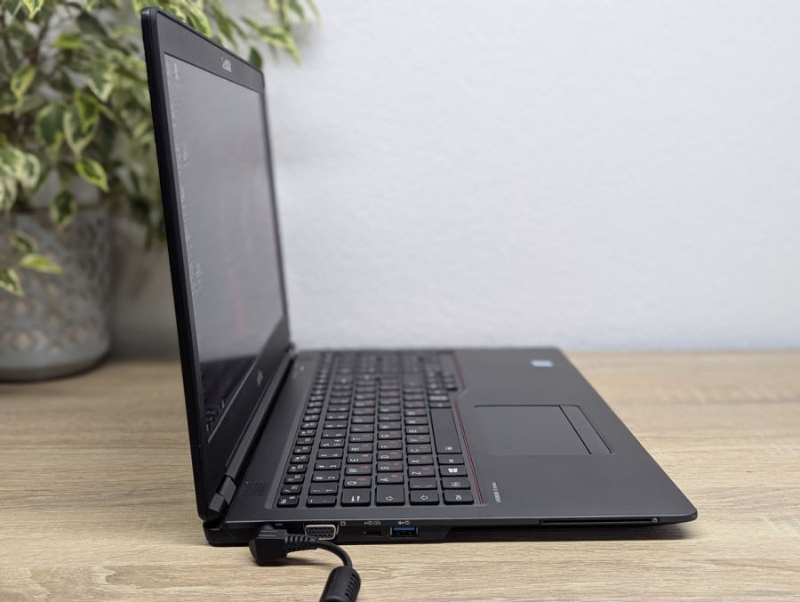 Ноутбук Б/В Fujitsu U757, Intel Core i5-6200U, DDR4 8 GB, SSD 256GB, 15.6" Full HD