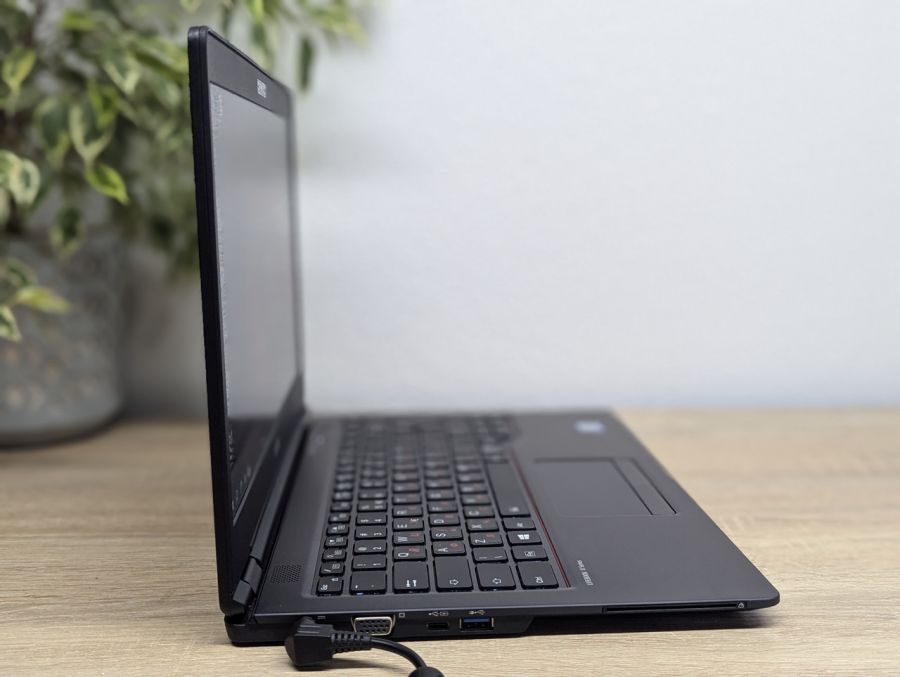 Уцінка! Ноутбук Б/В Fujitsu U747, Intel Core i5-6200U, DDR4 16 GB, SSD 256GB, 14" Full HD