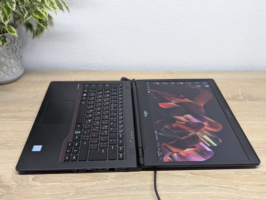 Уцінка! Ноутбук Б/В Fujitsu U747, Intel Core i5-6200U, DDR4 16 GB, SSD 256GB, 14" Full HD