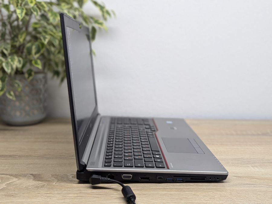 Уцінка! Ноутбук Б/В Fujitsu H760, Intel Xeon E3-1535M, DDR4 24 GB, SSD 256GB, NVIDIA Quadro M2000M 4Gb, 15.6" Full HD