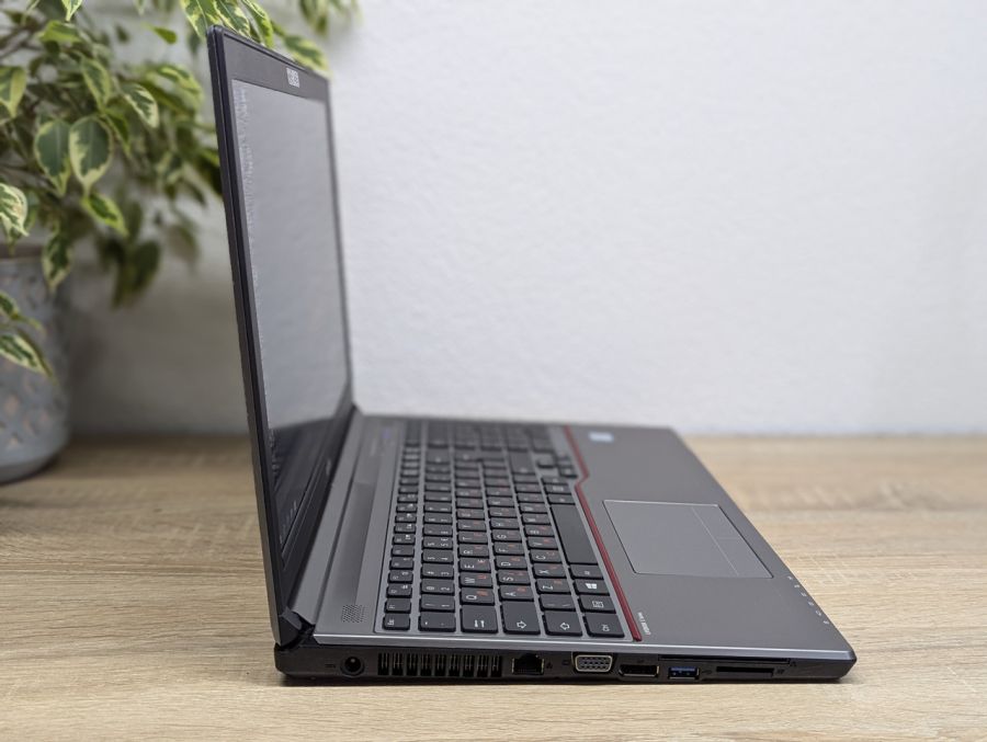 Уцінка! Ноутбук Б/В Fujitsu E756, Intel Core i5-6300U, DDR4 8 GB, SSD 256GB, 15.6" Full HD