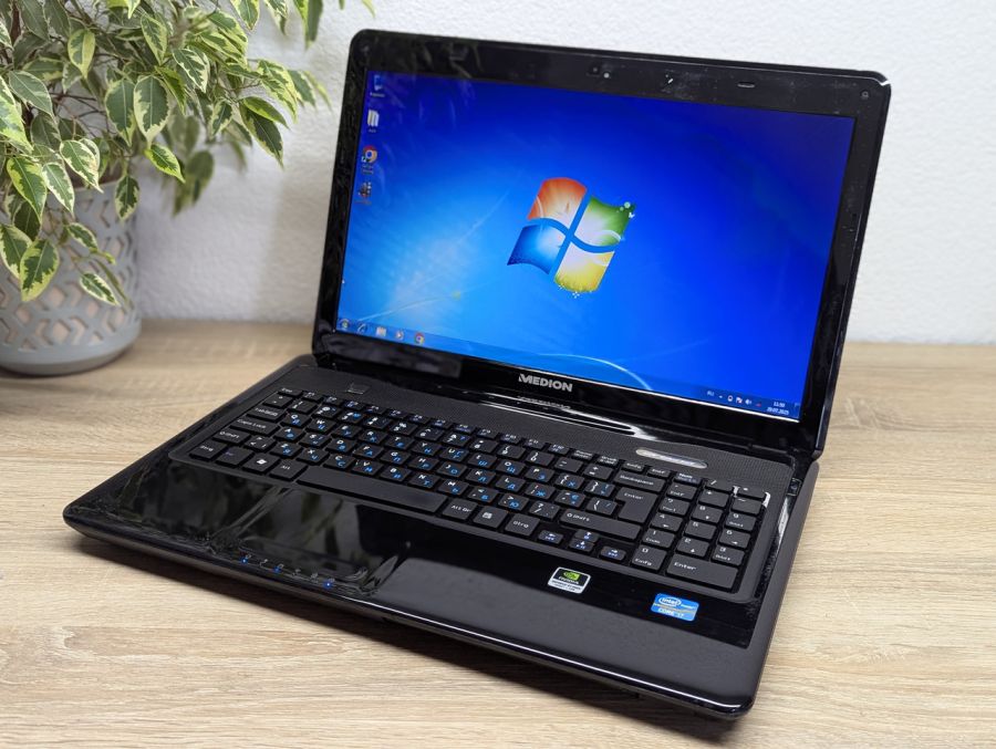 Уцінка! Ноутбук Б/В Medion Akoya X6816, Intel Core i7-2630QM, DDR3 8 GB, SSD 256GB, NVIDIA GeForce GT 555M, 15.6"