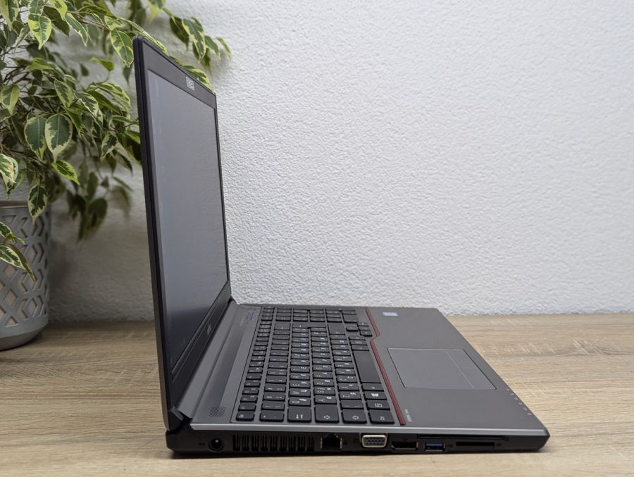 Ноутбук Б/В Fujitsu E756, Intel Core i5-6300U, DDR4 8 GB, SSD 256GB, 15.6" HD