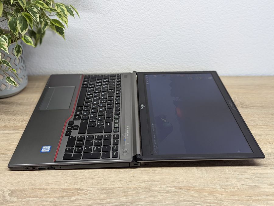 Ноутбук Б/В Fujitsu E756, Intel Core i5-6300U, DDR4 8 GB, SSD 256GB, 15.6" HD
