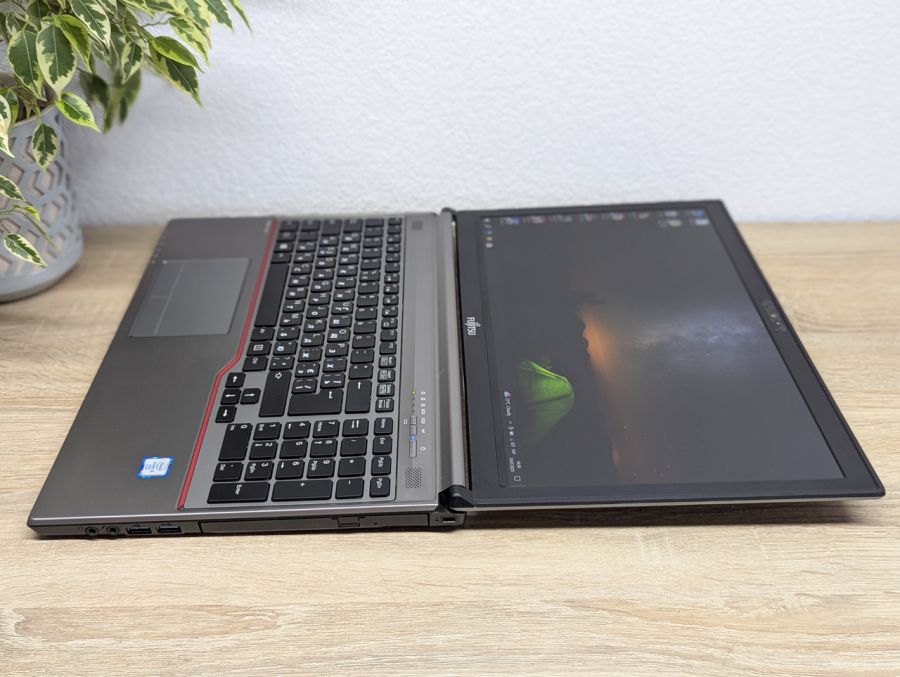 Уцінка! Ноутбук Б/В Fujitsu E756, Intel Core i5-6300U, DDR4 8 GB, SSD 256GB, 15.6" Full HD