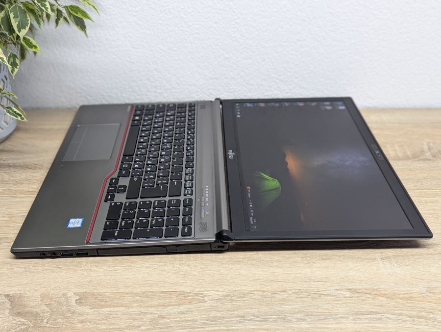Ноутбук Б/В Fujitsu E756, Intel Core i5-6300U, DDR4 8GB, SSD 256GB, 15.6" Full HD