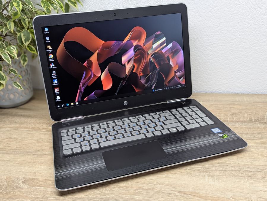 Уцінка! Ноутбук Б/В HP Pavilion 15 Notebook, Intel Core i7-7700HQ, DDR4 16 GB, SSD 256GB + SSD 1TB, NVIDIA GeForce GTX 1050 2Gb, 15.6" Full HD