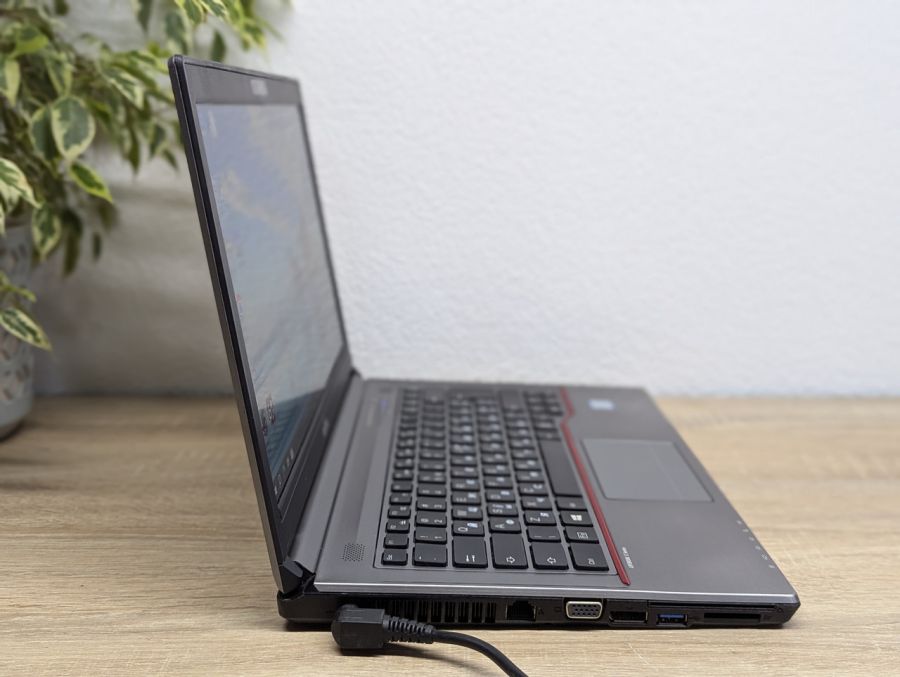 Уцінка! Ноутбук Б/В Fujitsu E746, Intel Core i5-6300U, DDR4 8 GB, SSD 256GB, 14" Full HD