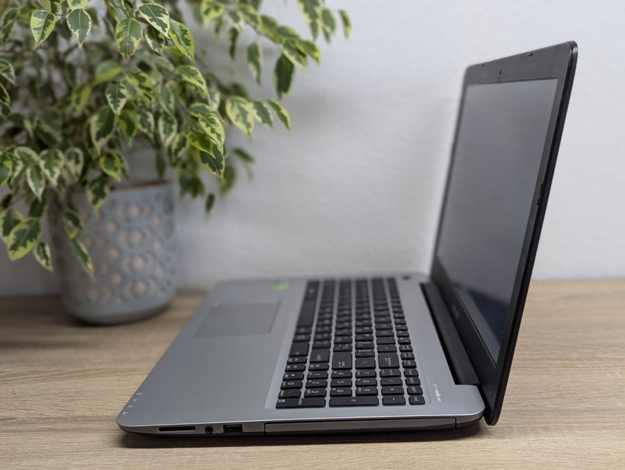 Ноутбук Б/В ASUS Vivobook F556U, Intel Core i7-6500U, DDR4 12 GB, SSD 256GB, NVIDIA GeForce 920MX 2Gb, 15.6" Full HD