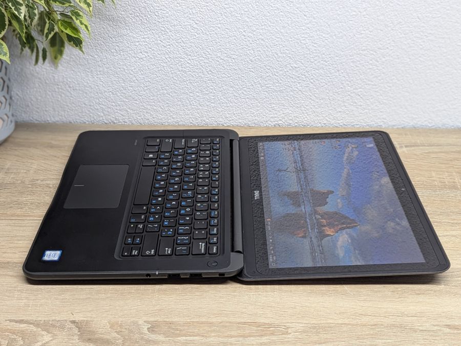 Ноутбук Б/В Dell Latitude 3380, Intel Core i3-6006U, DDR4 8 GB, SSD 128GB, 13.3" HD