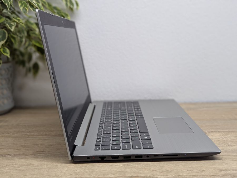 Уцінка! Ноутбук Б/В Lenovo 330-15IKB, Intel Core i5-8250U, DDR4 12 GB, SSD 256GB, 15" Full HD