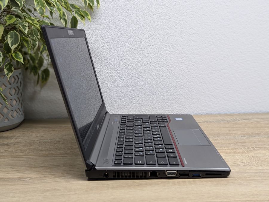 Уцінка! Ноутбук Б/В Fujitsu E736, Intel Core i5-6200U, DDR4 8 GB, SSD 256GB, 13" Full HD