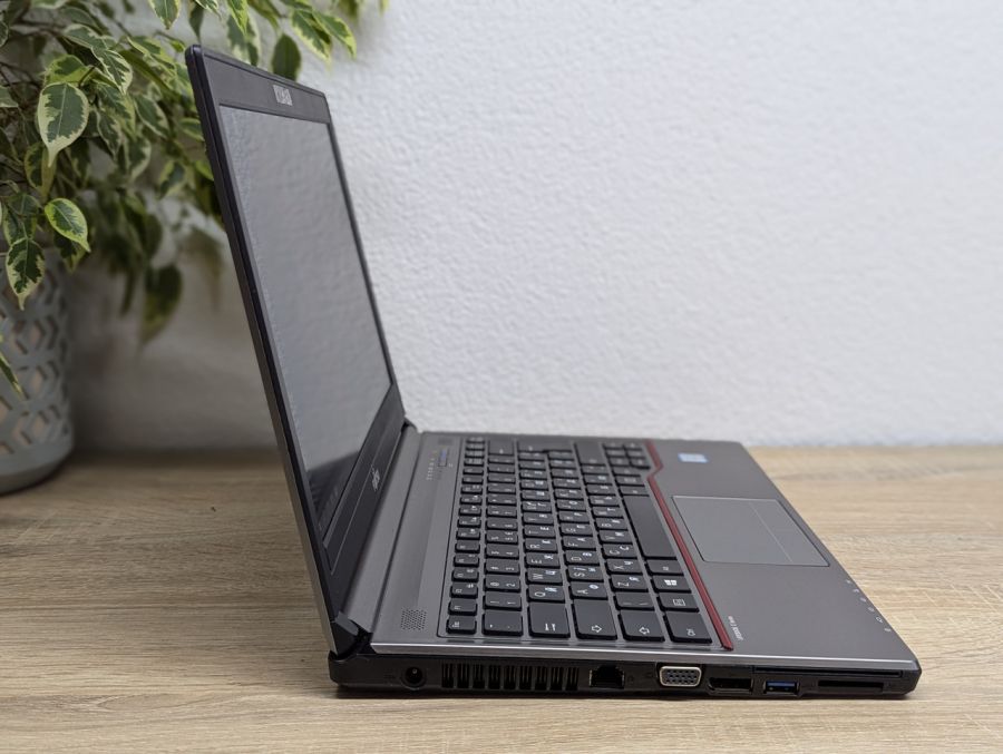 Уцінка! Ноутбук Б/В Fujitsu E736, Intel Core i5-6300U, DDR4 8 GB, SSD 256GB, 13" Full HD