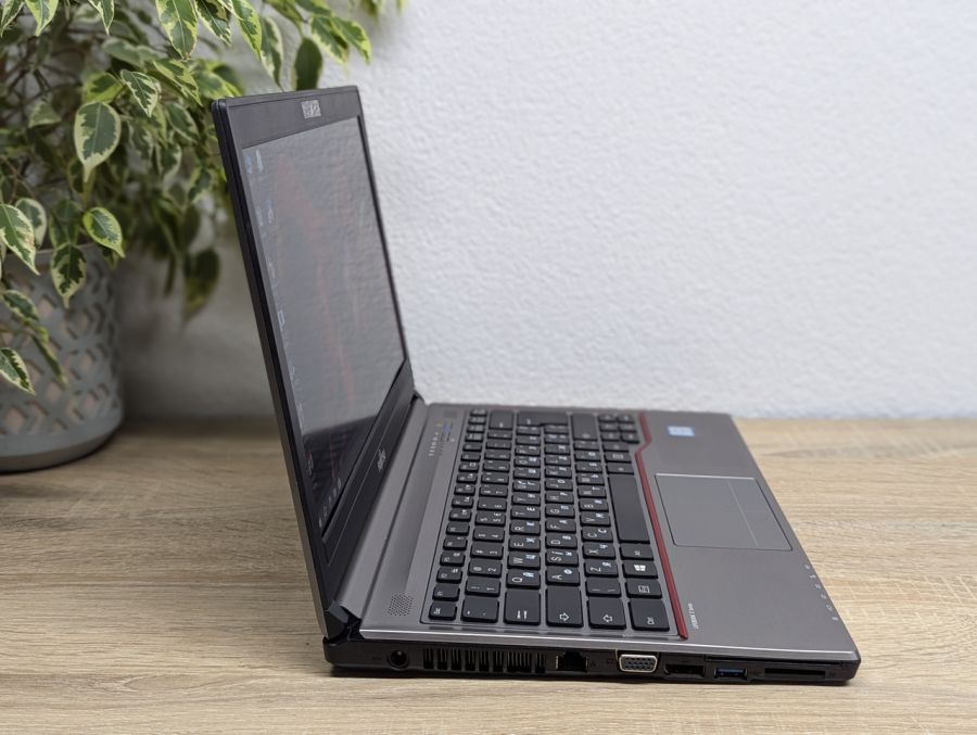 Уцінка! Ноутбук Б/В Fujitsu E736, Intel Core i5-6300U, DDR4 8 GB, SSD 256GB, 13" Full HD